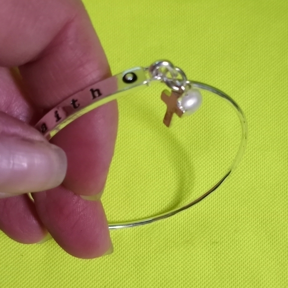 Silvertone pearl cross faith Christian catholic religious wire bracelet - Picture 5 of 5